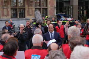 Koolmees oog in oog met pensioeneisers