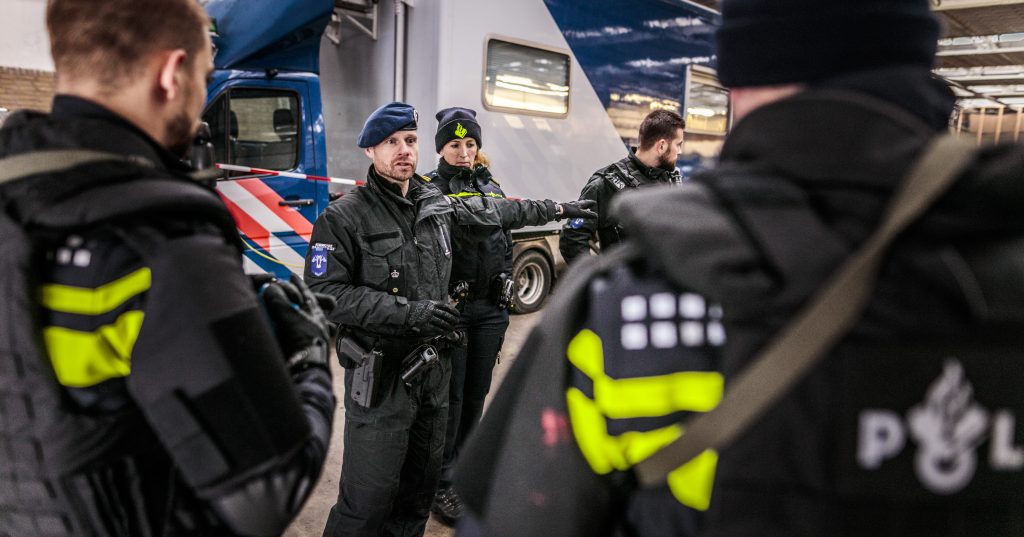 ‘Noodoproep politie is paniekvoetbal’