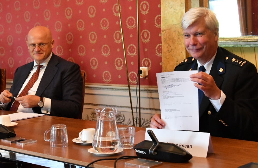 Grapperhaus dwingt 'geheime dienst' O&T tot stiptheidsactie