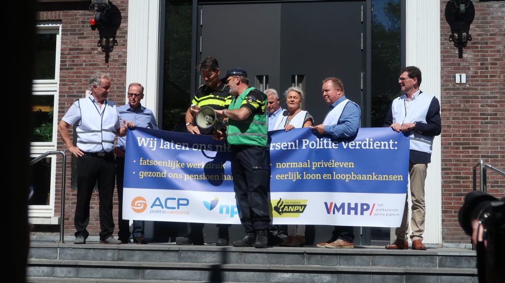 Politiebonden roepen op tot actie tegen het kabinet