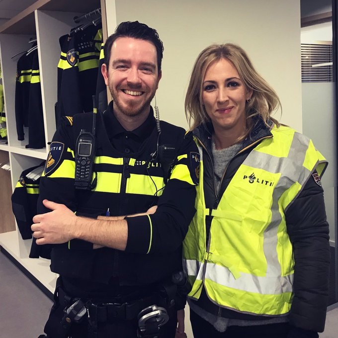 Avondje bijpraten met politiemensen