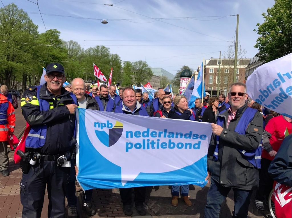 Stampvoetend door Den Haag