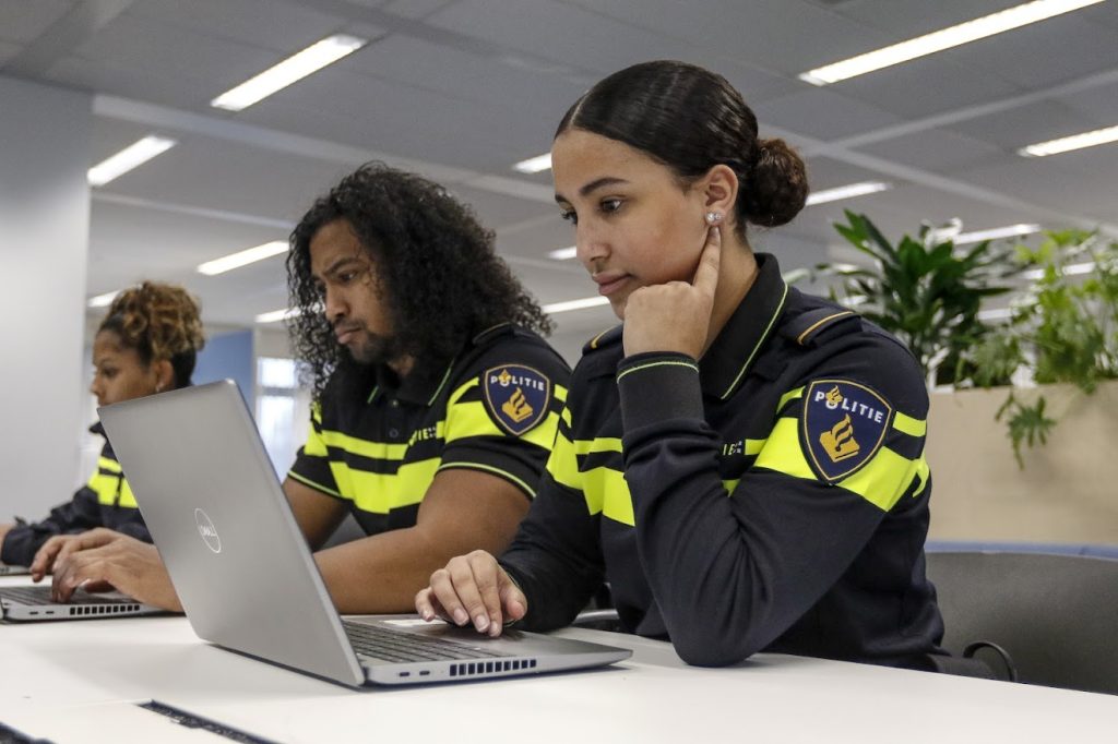 Politie moderniseert teksten eed en belofte