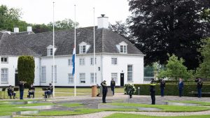 Vlag halfstok voor gestorven politiemensen