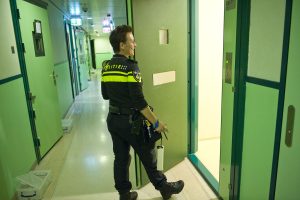 Werk arrestantenverzorgers moet snel veiliger